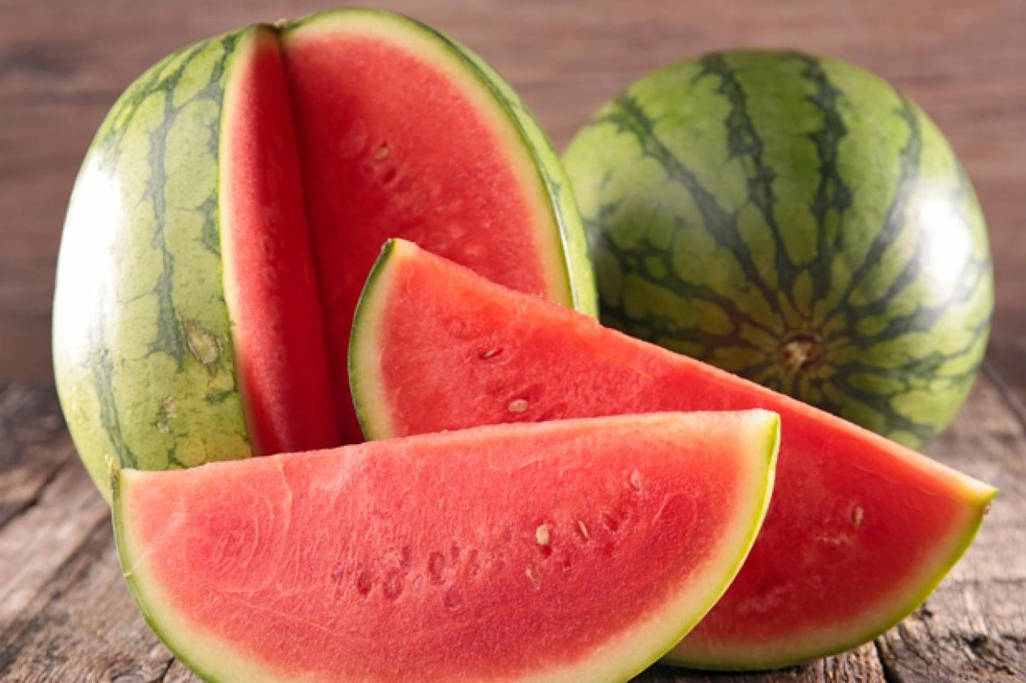 قطع بطيخ طازج