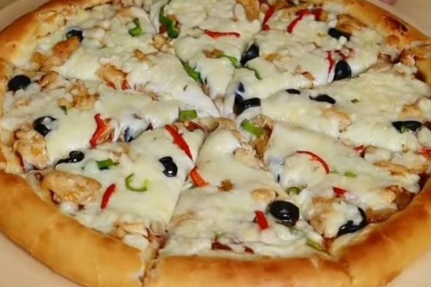بيتزا قطع دجاج جبن سائل