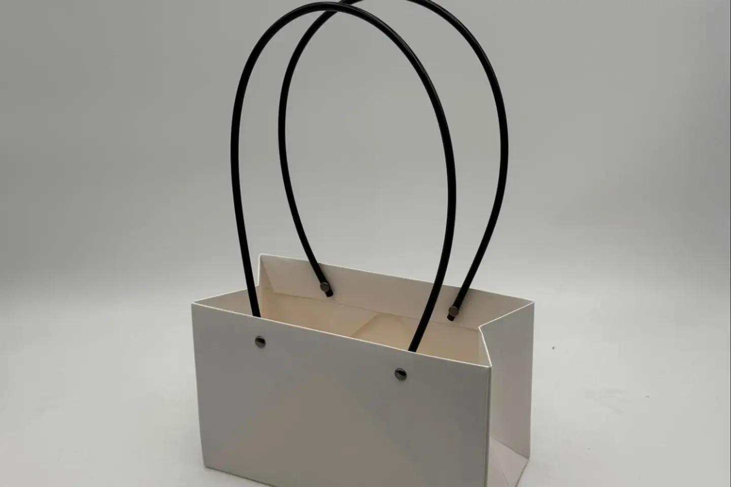 كيس هدايا ابيض