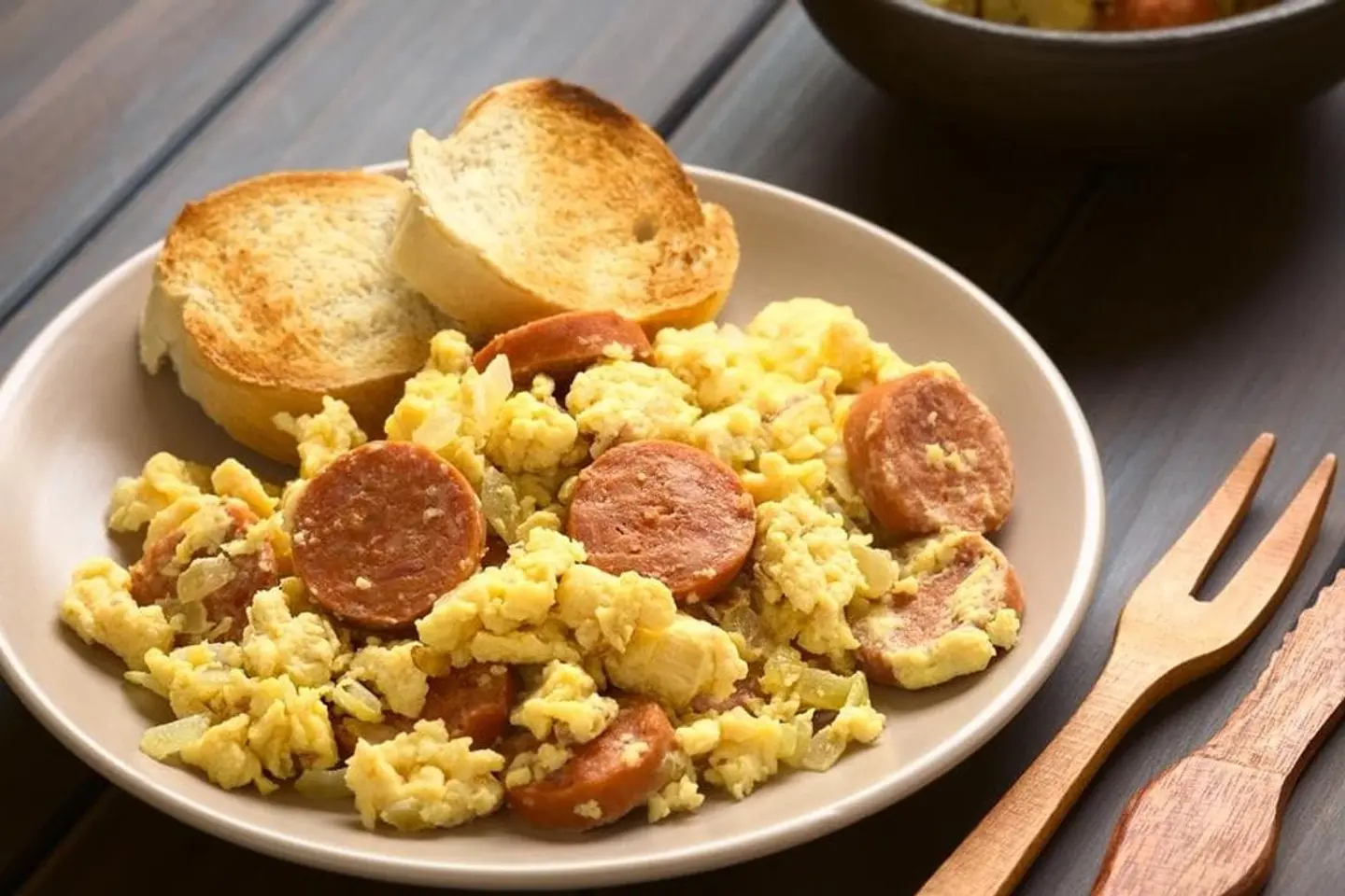 صحن نقانق مع البيض