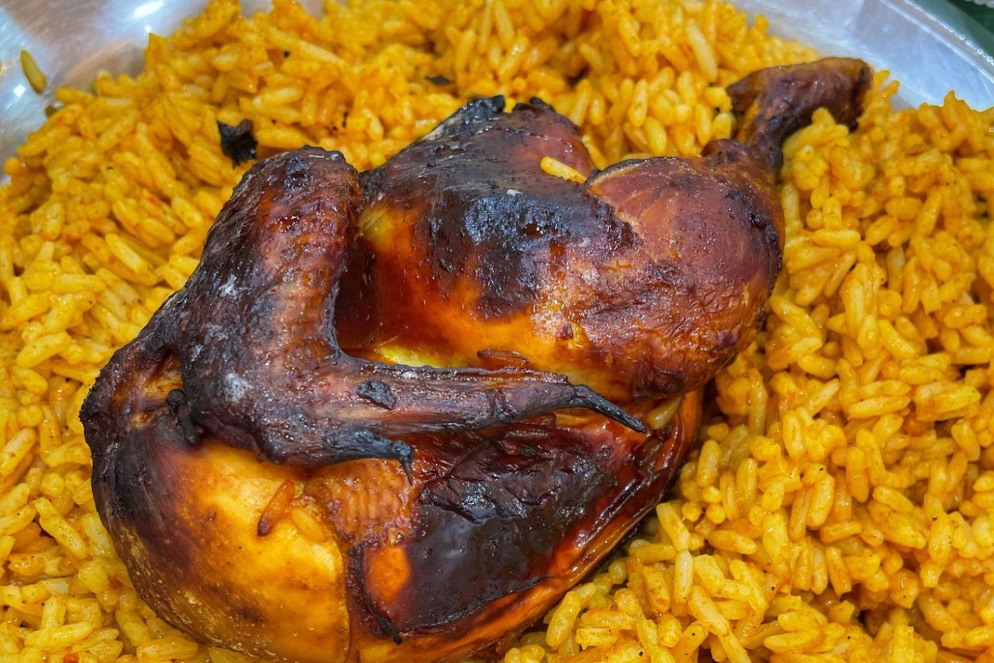 نصف مضغوط دجاج محمر