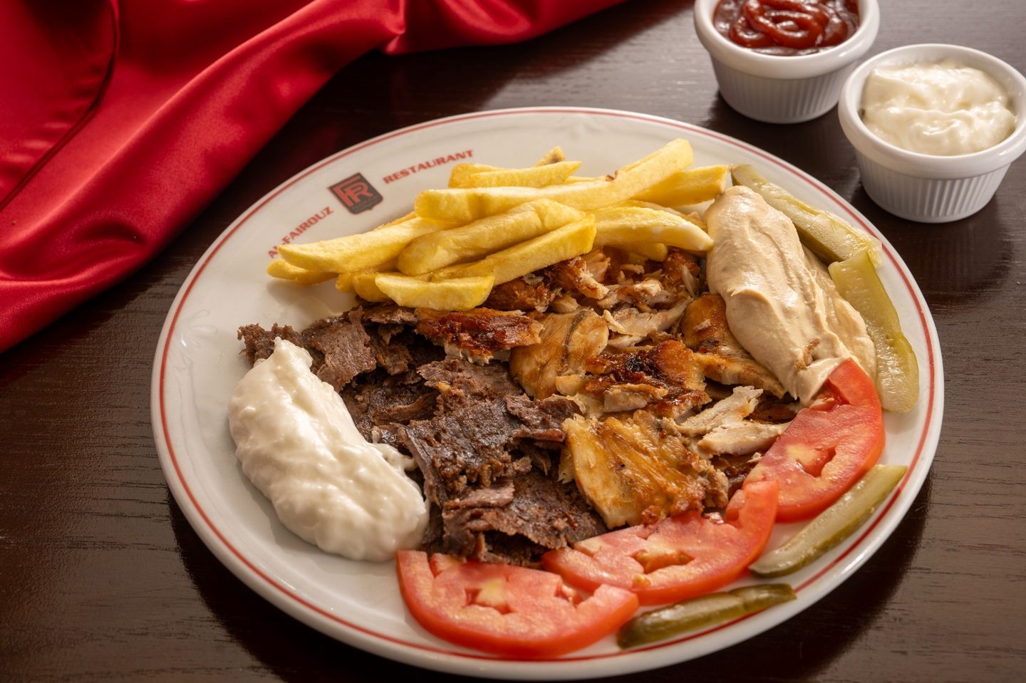 صحن شاورما مشكل لحم ودجاج
