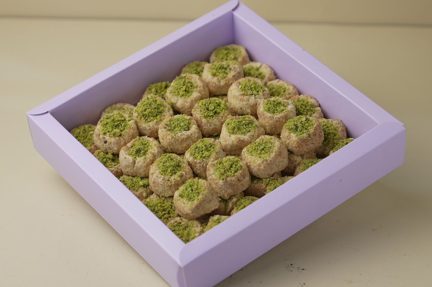 غريبة باريس