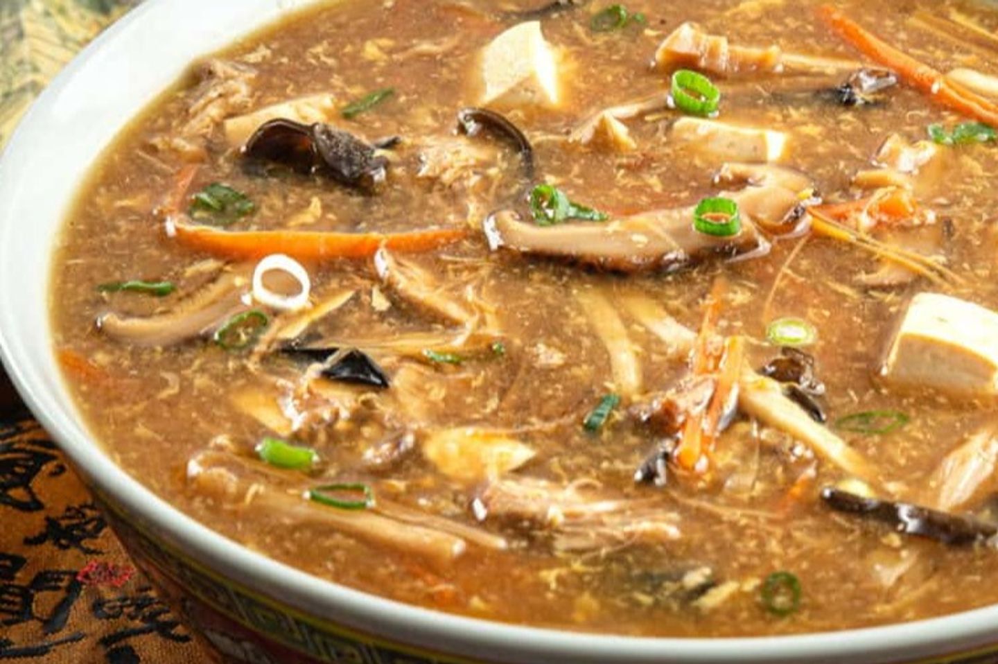 شوربة الدجاج الحارة و الحامضة