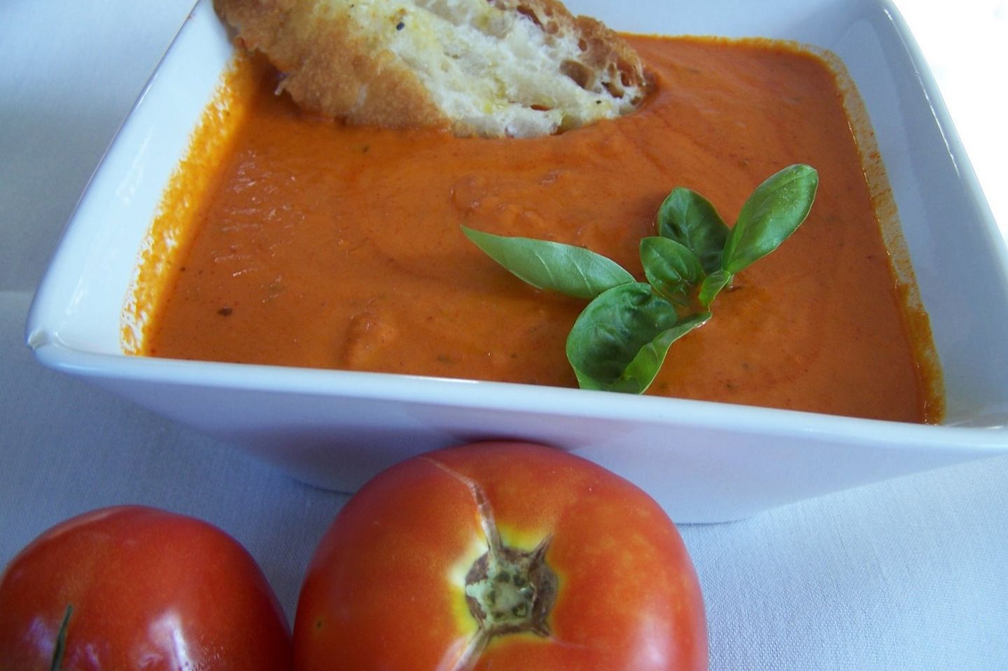 شوربة طماطؤ  بالريحان