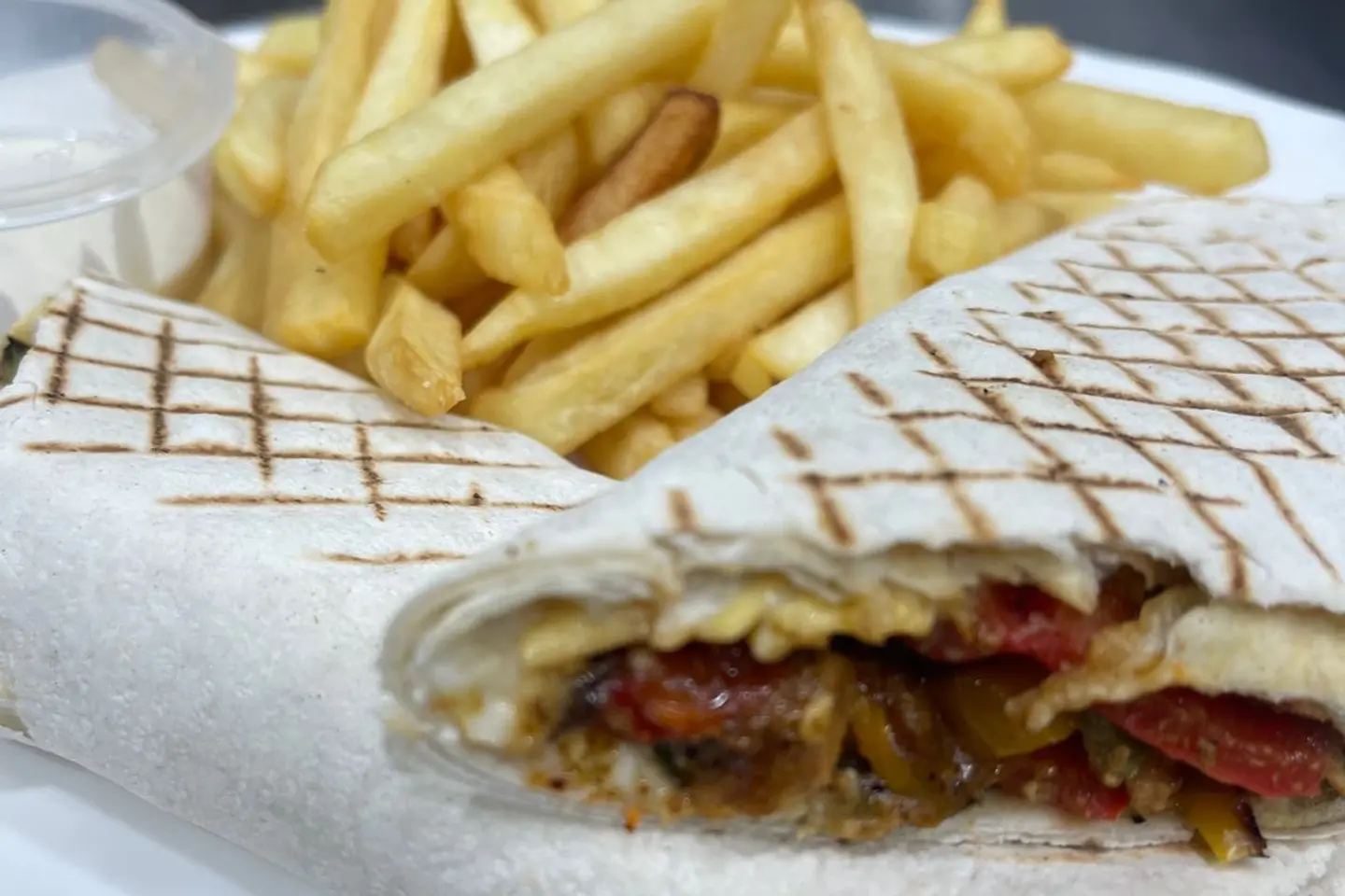 سندوتش شاورما مع بطاطس