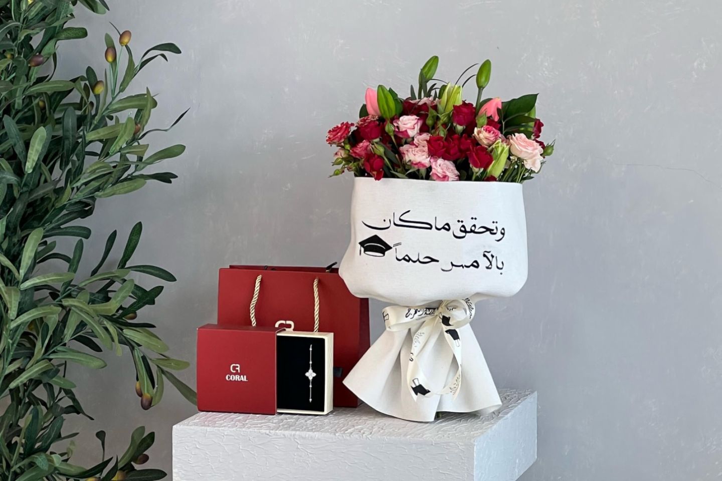 بكج التخرج نسائي سوارة وباقة ورد