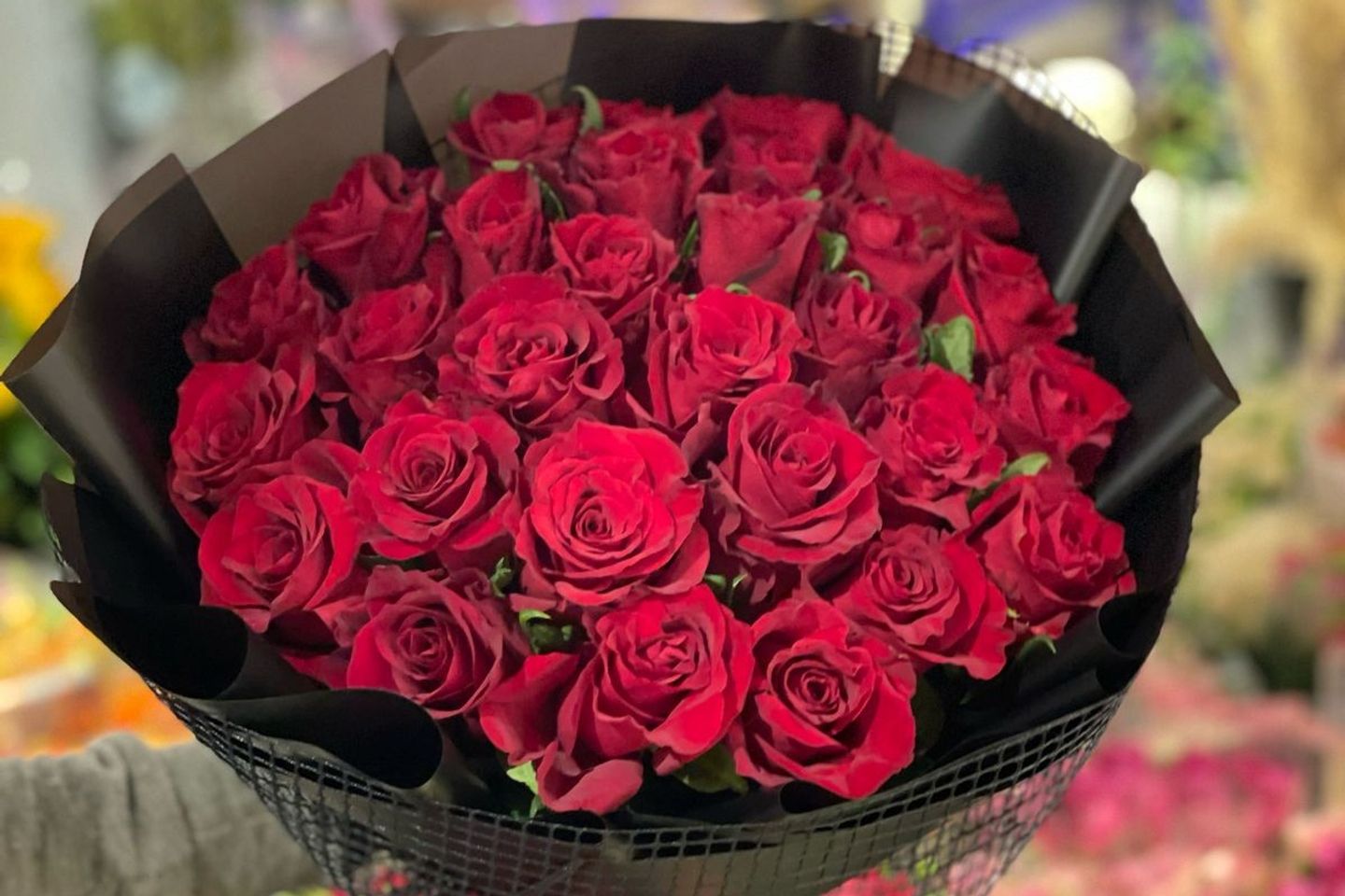 بوكيه ورد احمر بتغليف اسود