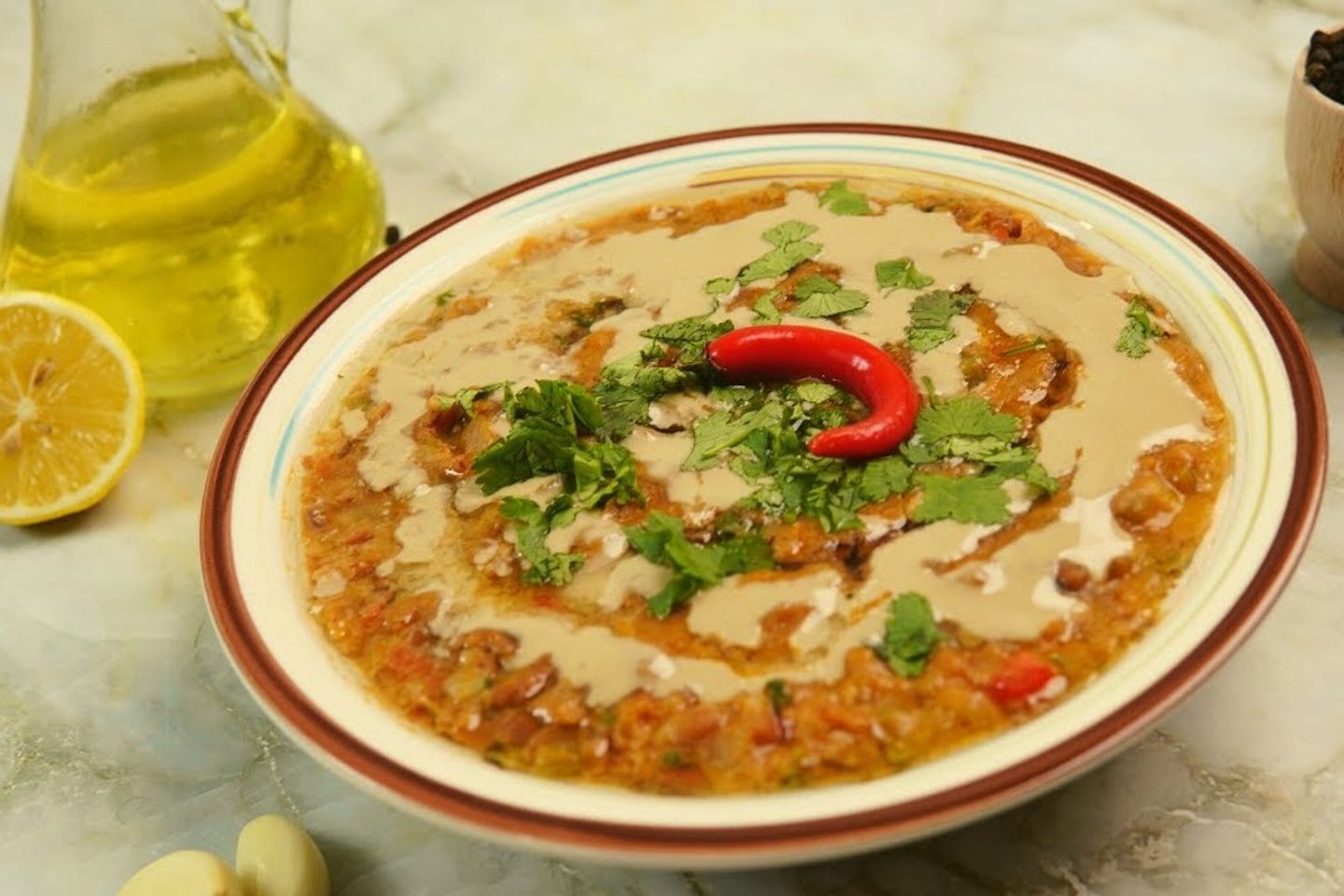 فول بالطحينة وزيت الزيتون والليمون