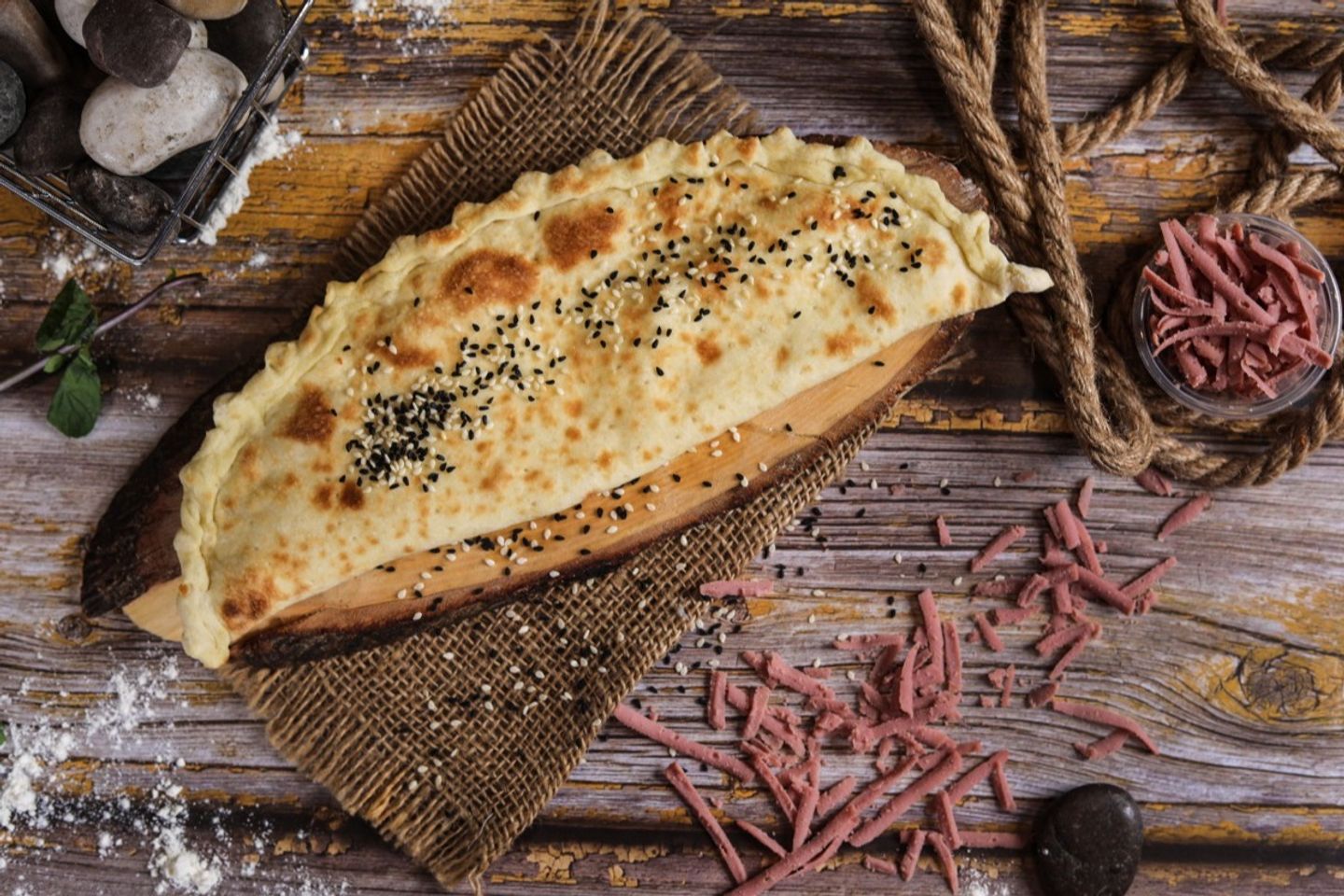 مرتديلا بالجبن