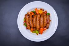 طبق سجق مع سلطة أو مخلل