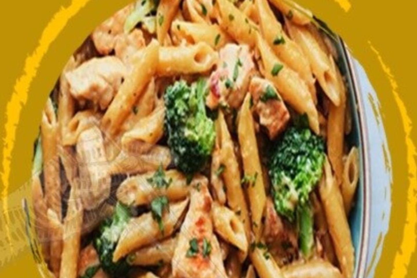مكرونة بالصوص الأحمر