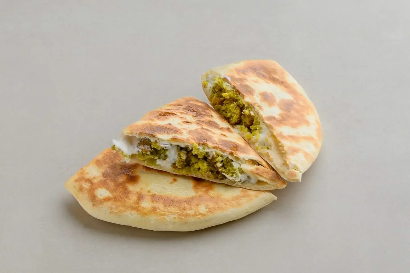 فلافل باللبنة والخضار
