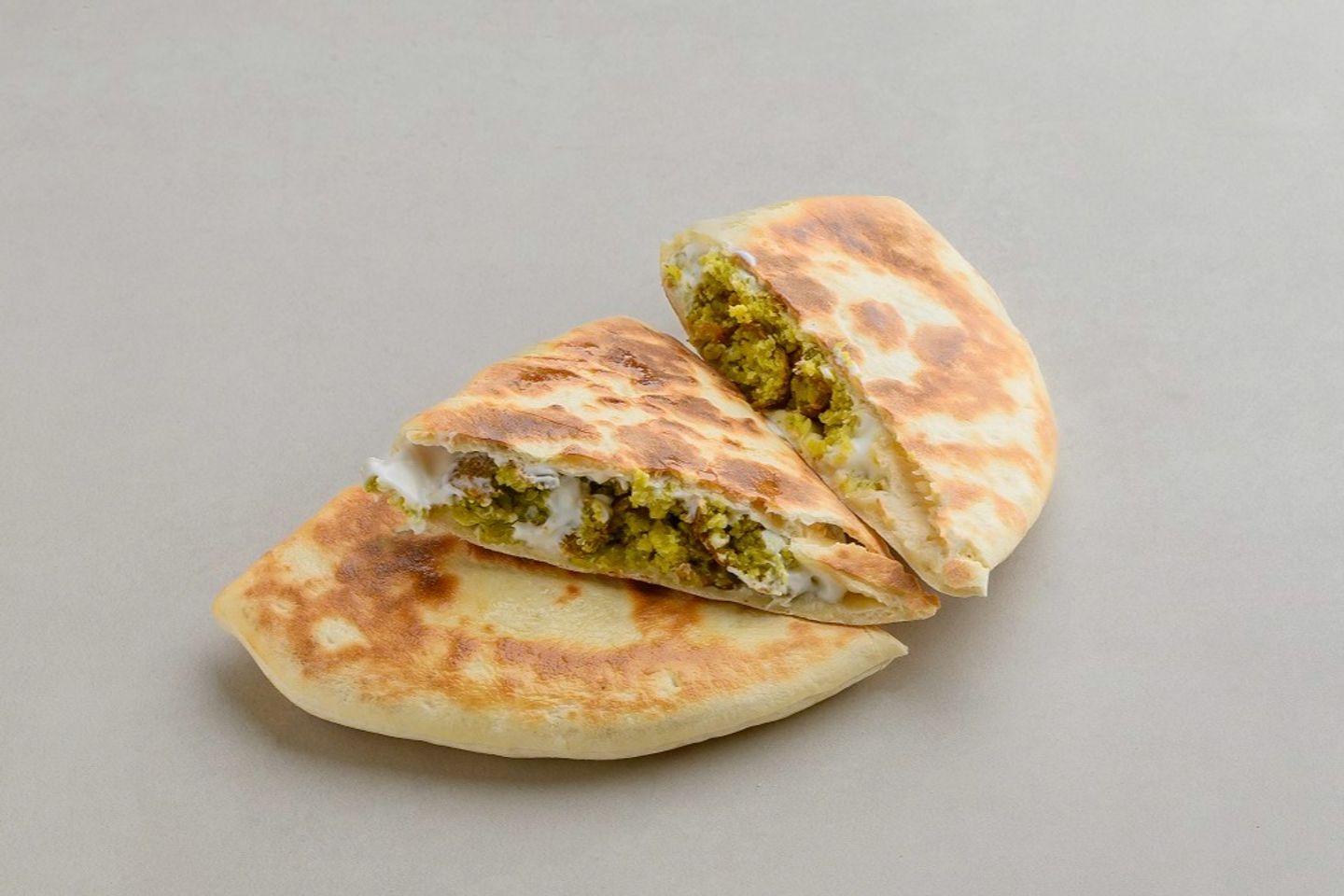 فلافل باللبنة والخضار