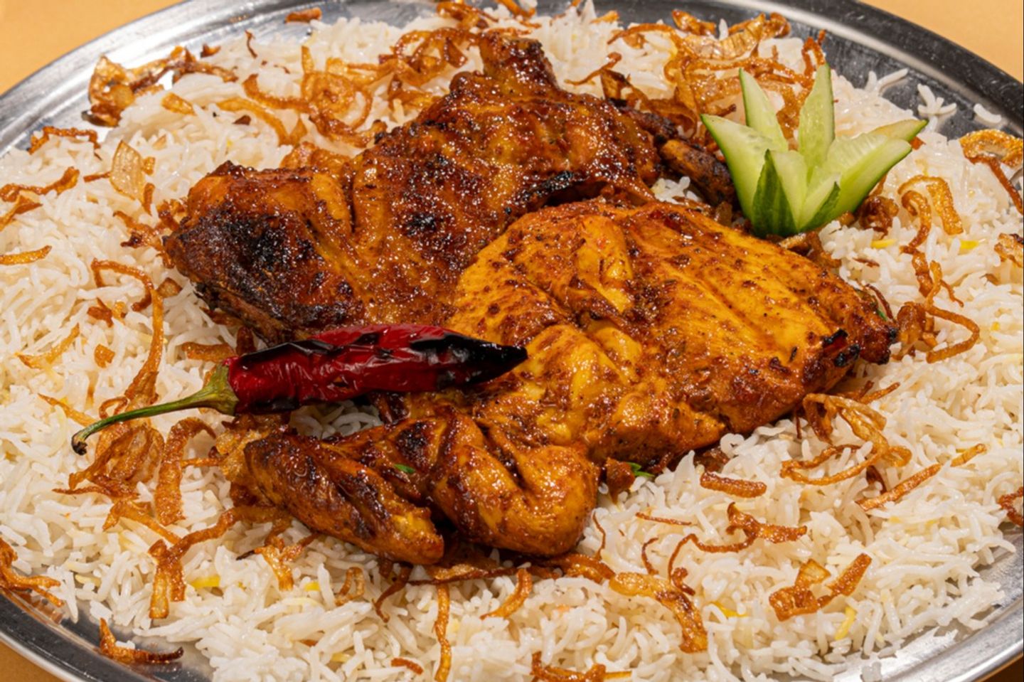 نصف دجاج عالفحم مع الرز