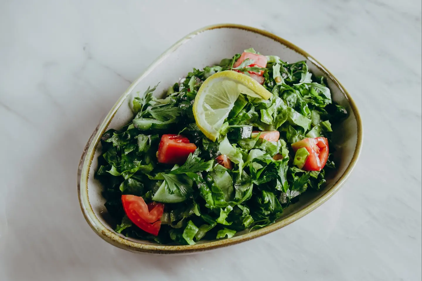 سلطة شرقية مع الأعشاب