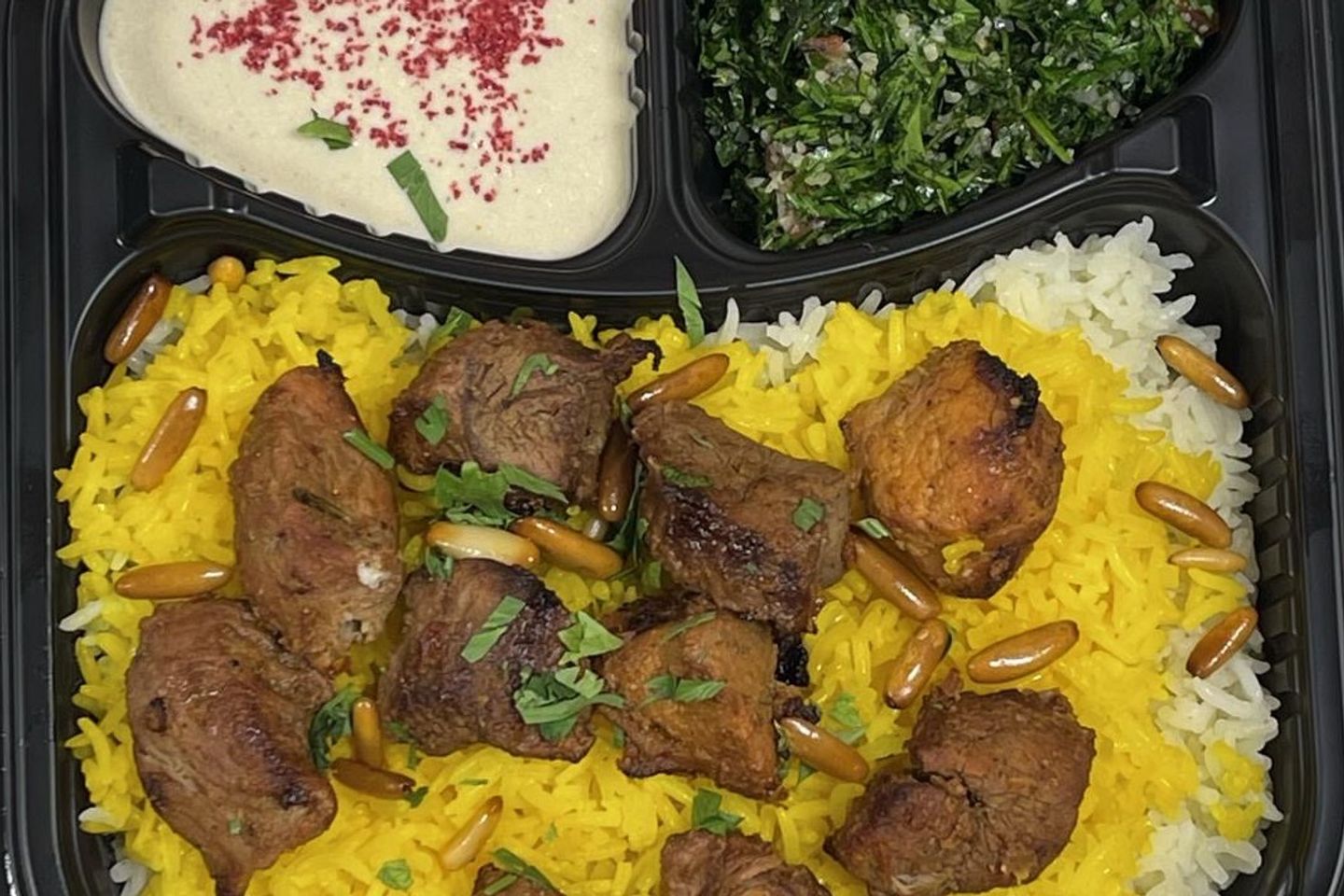 أوصال اللحم مع الأرز والسلطة والطحينة