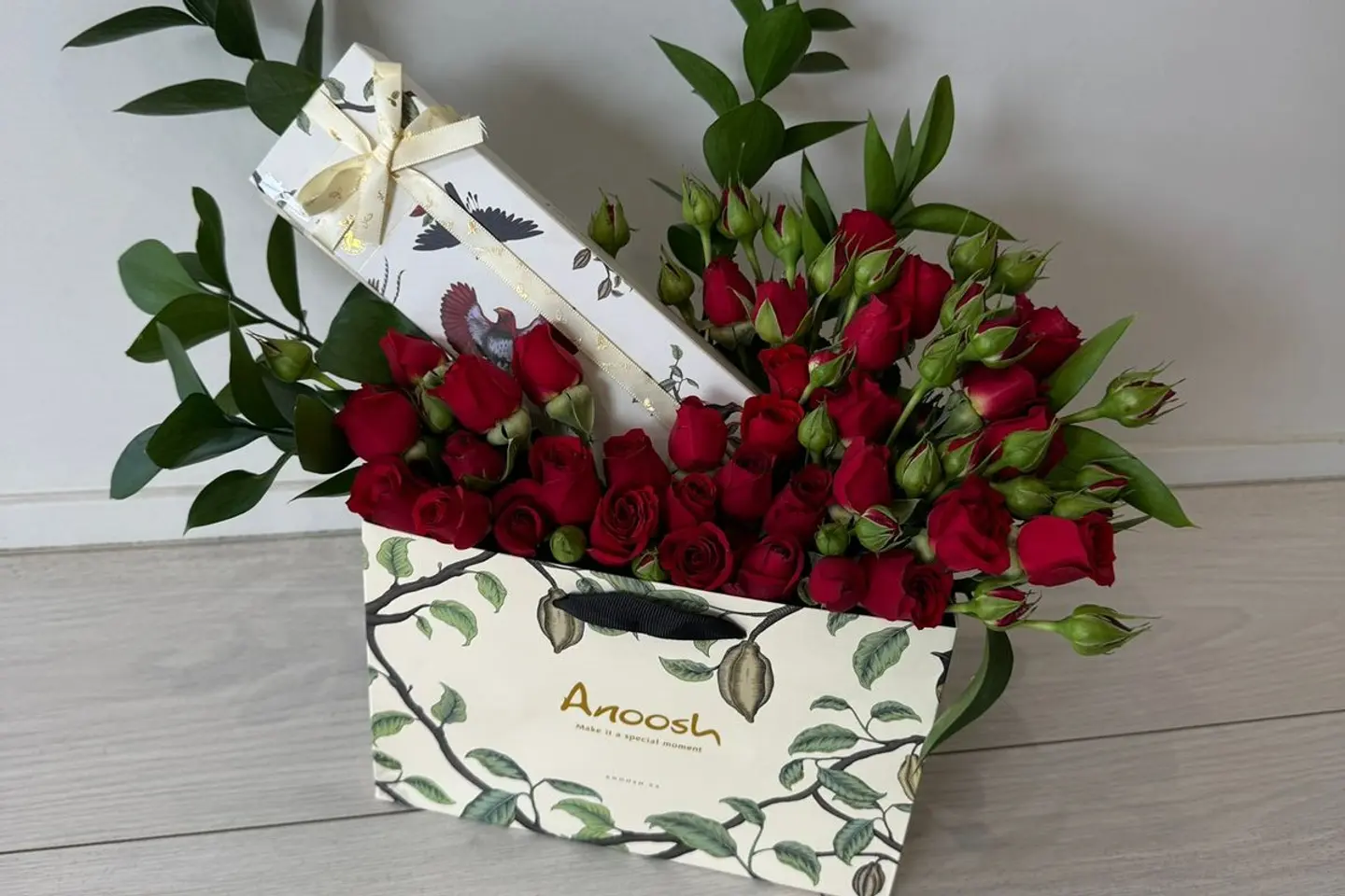 شوكلت أنوش مع ورد أحمر