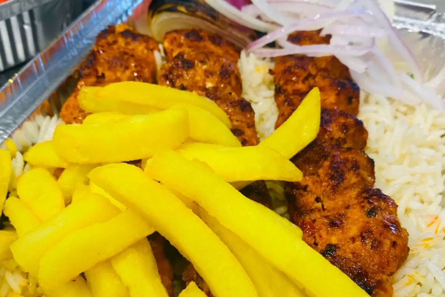 صحن واحد كيلو اثنا عشر سيخ سمك مع الرز والبطاطس والسلطات