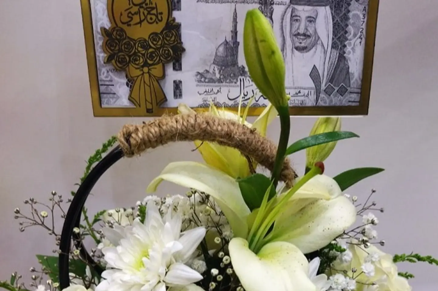 سلة ورد اسود ورد أبيض كريز وجوري وليليام