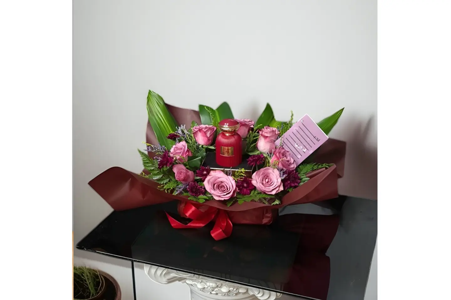 عطر فلورا مع باقة ورد طبيعي