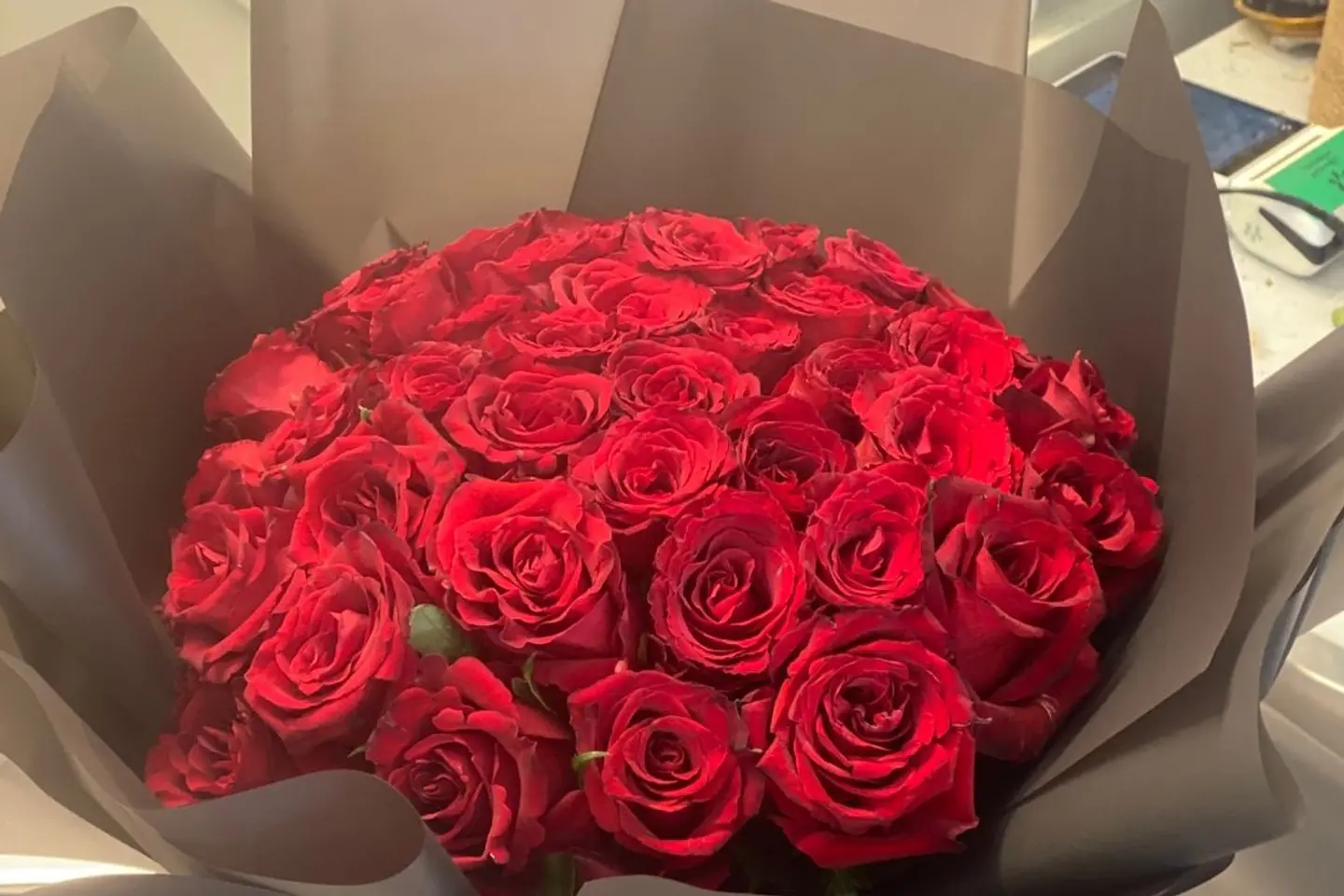 باقة ورد جوري احمر كبيرة غلاف اسود ٣٥٠