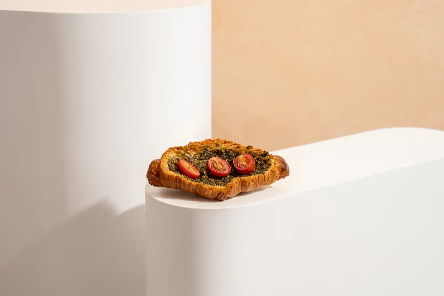 كروسان الزعتر والطماط المشوي