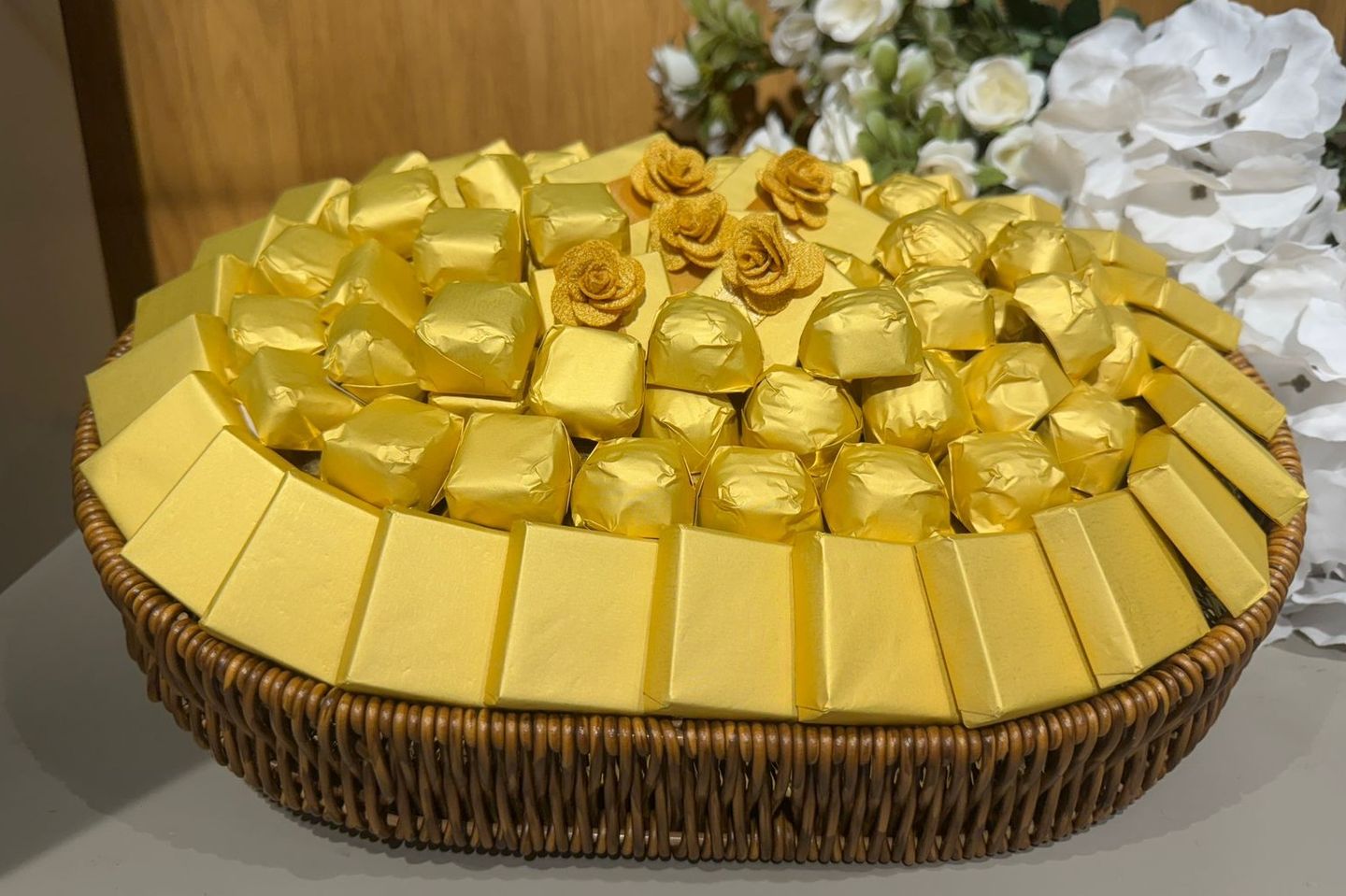 سلة شوكولاته بيضاوى ذهبى وسط ٣٦٣٣٨
