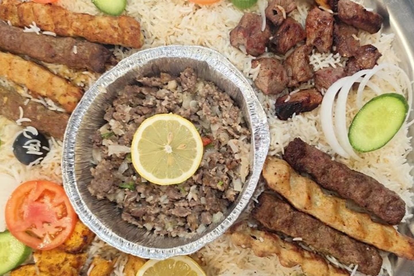 صينيه كيلو مشاوي مشكل مع طاجن حميس مع الرز وصحن مقبلات صغير