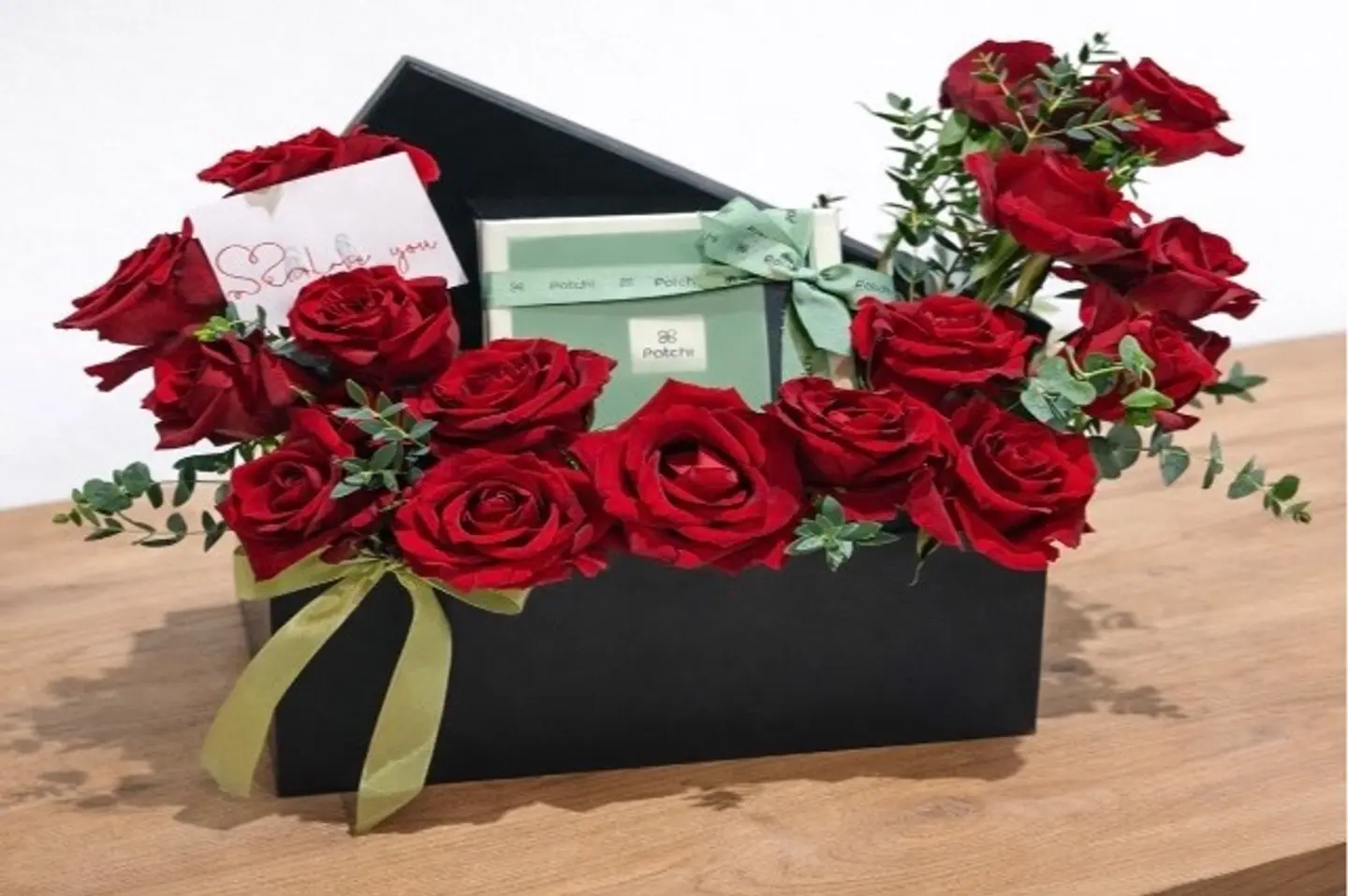 الورد الأحمر وشوكلاته باتشي الصندوق الأسود