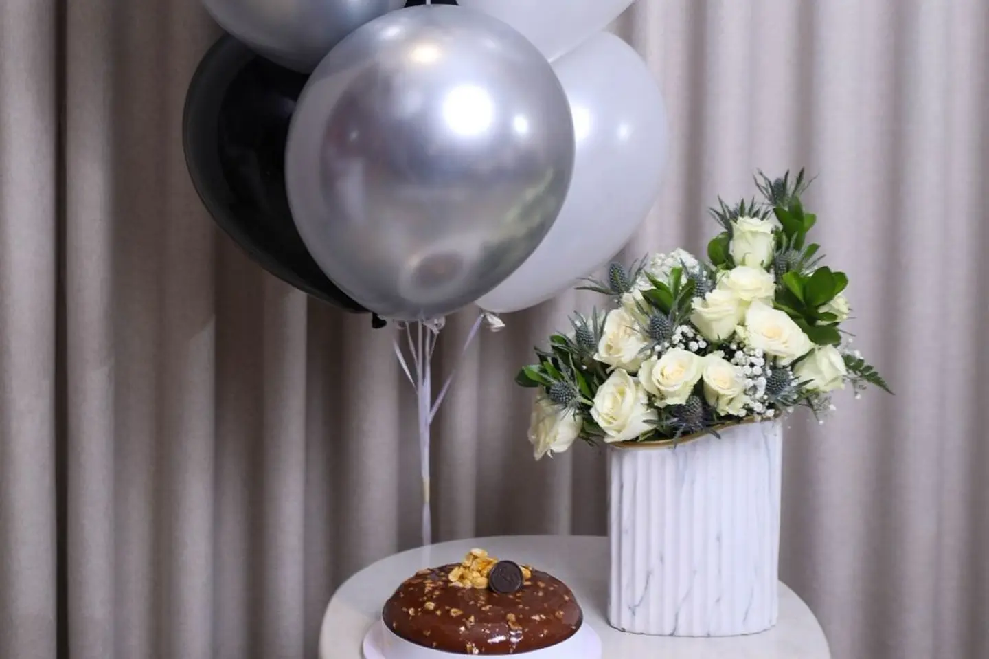 مجموعة عيد ميلاد البهجة ورد و بالون و كيك