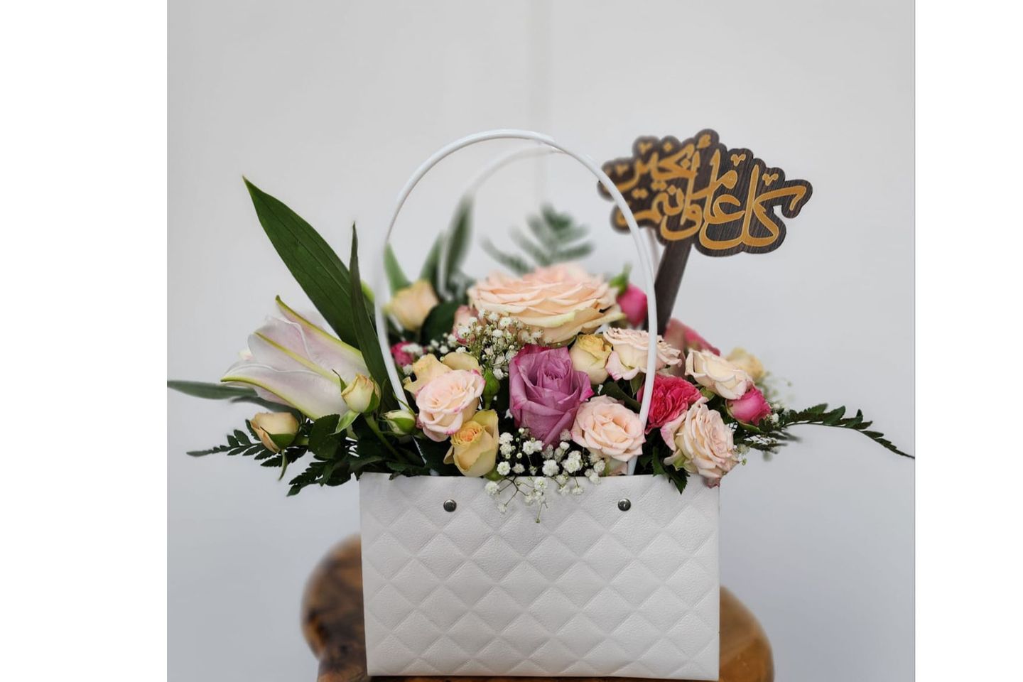 حقيبة العيد بيضاء ورد ملون