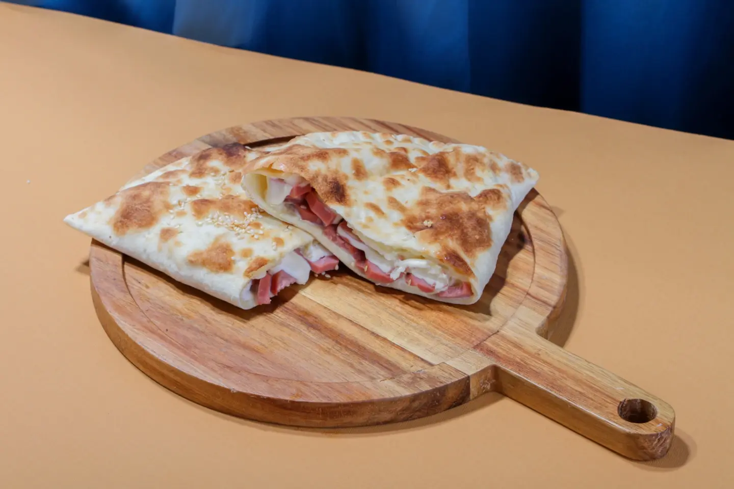 فطيرة النقانق بالجبن