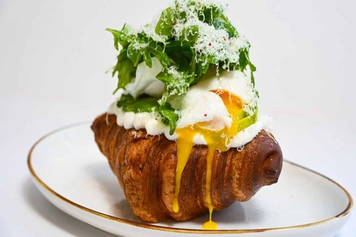 كرواسون البيض و الأفوكادو