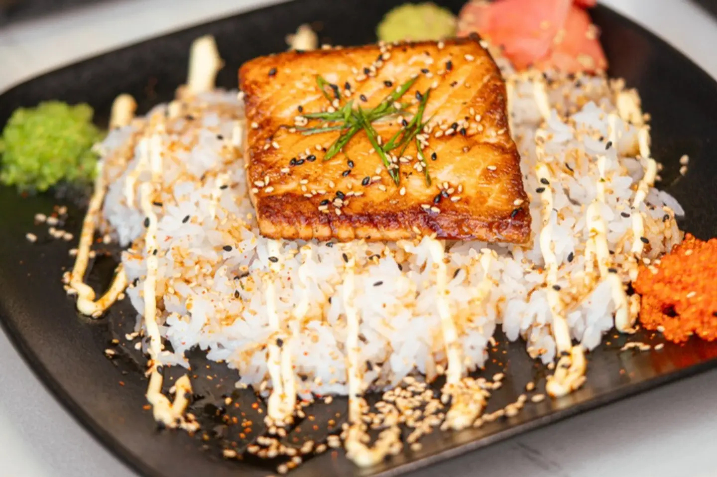 وجبة سلمون مشوي