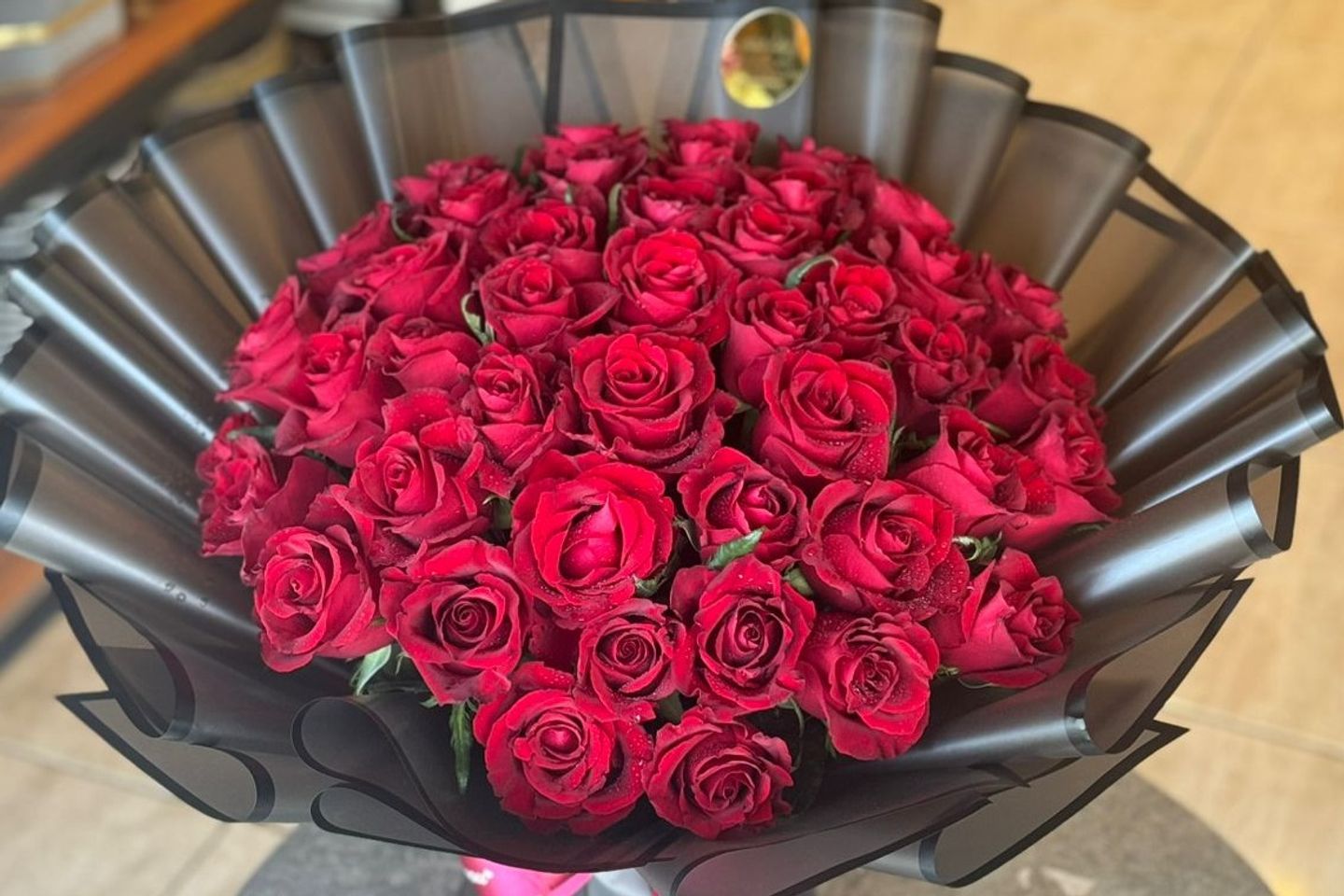 باقه كبيره لون احمر جوري رقم ٣
