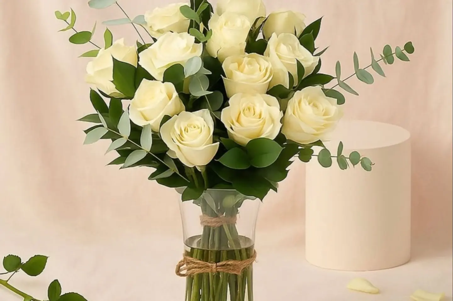 فازة ورد ابيض مع الاكسسورات