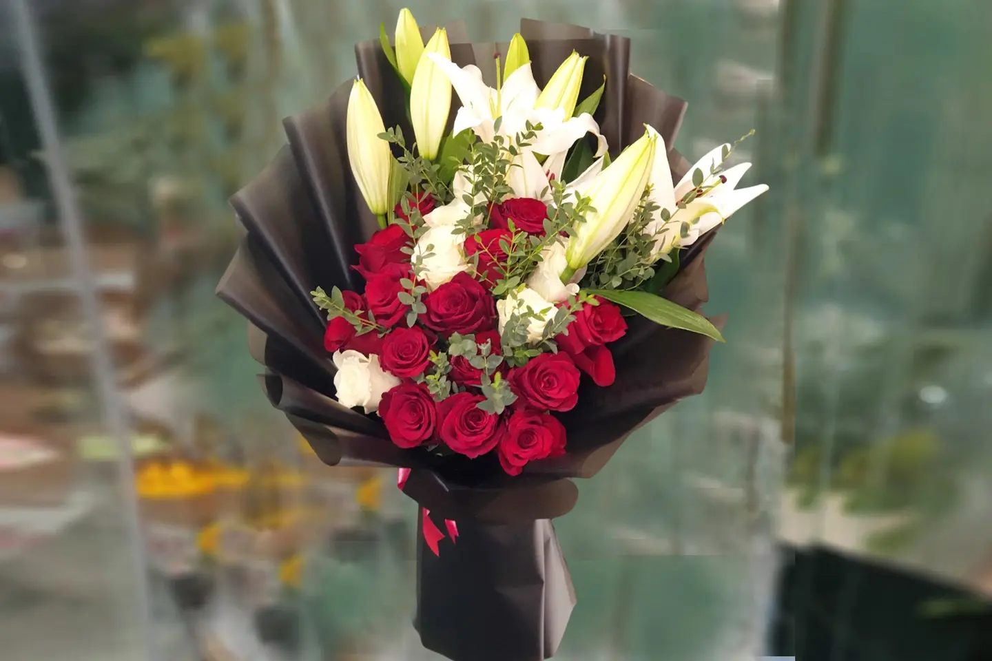 باقة الورد الأحمر والأبيض وزنبق الدار البيضاء