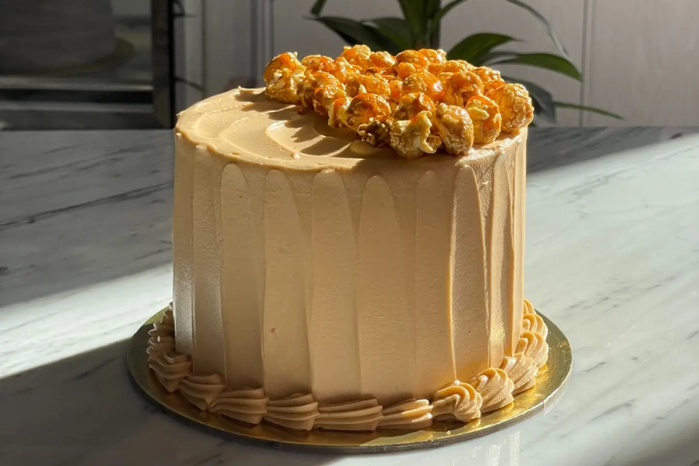 Medium Caramel Pop Corn Cake