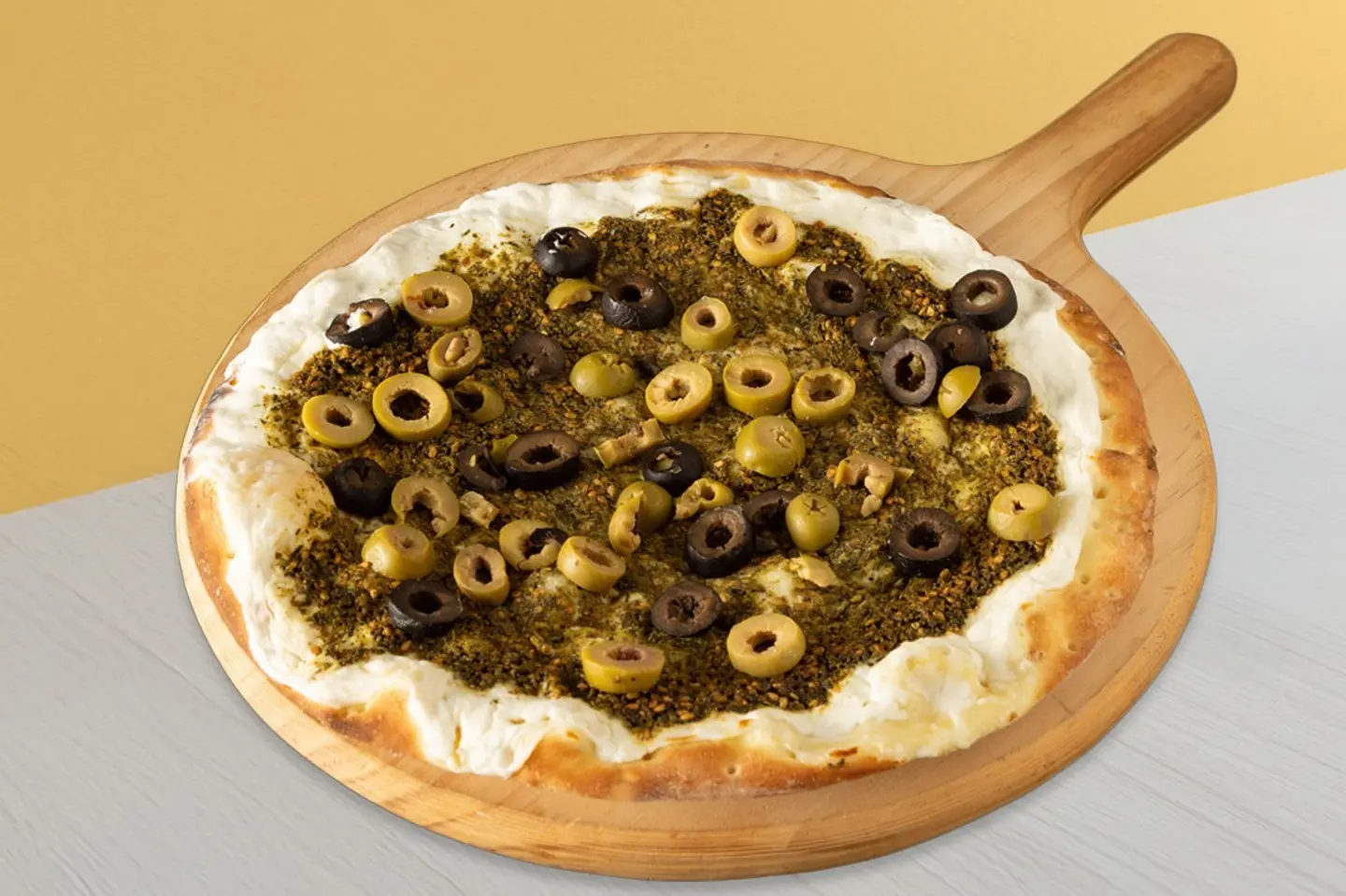 لبنة بالزعتر والزيتون
