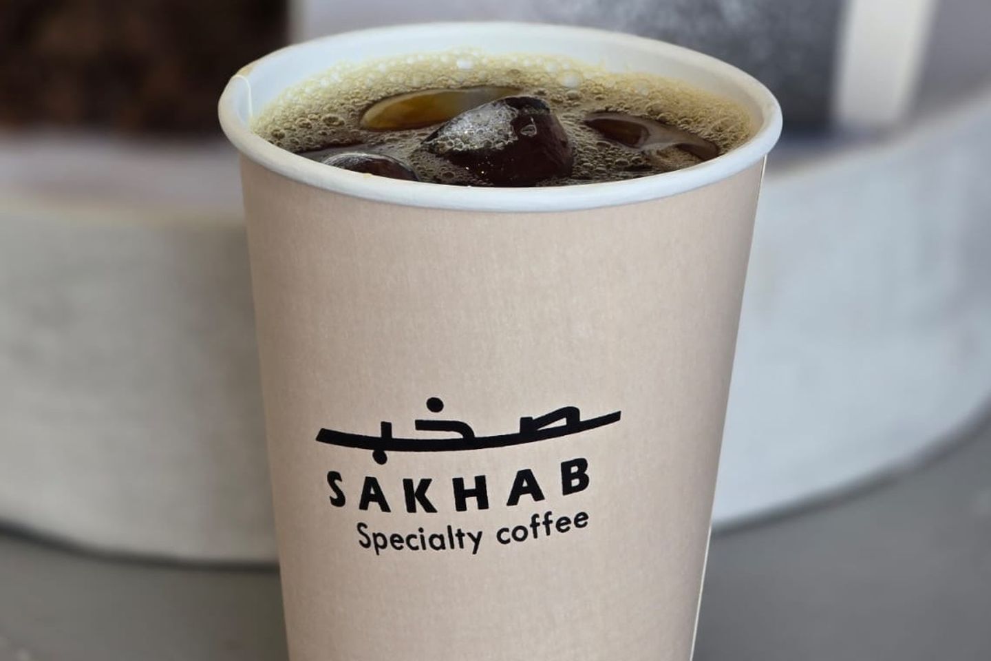 قهوة اليوم بارد كبير