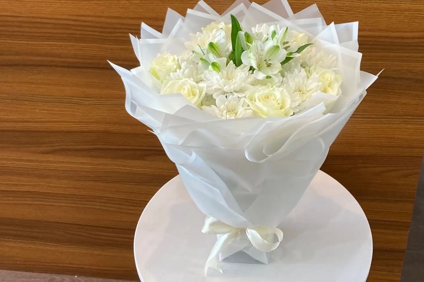 باقة ورد طبيعي ابيض ٢٤