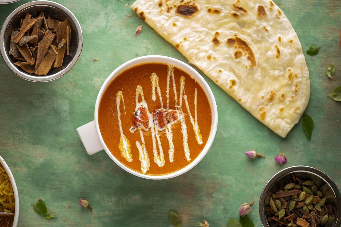 دجاج بالزبدة مع خبز البراتا