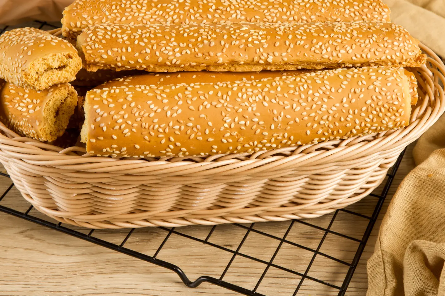 كعك مقرمش طويل بالسمسم وحبة البركة