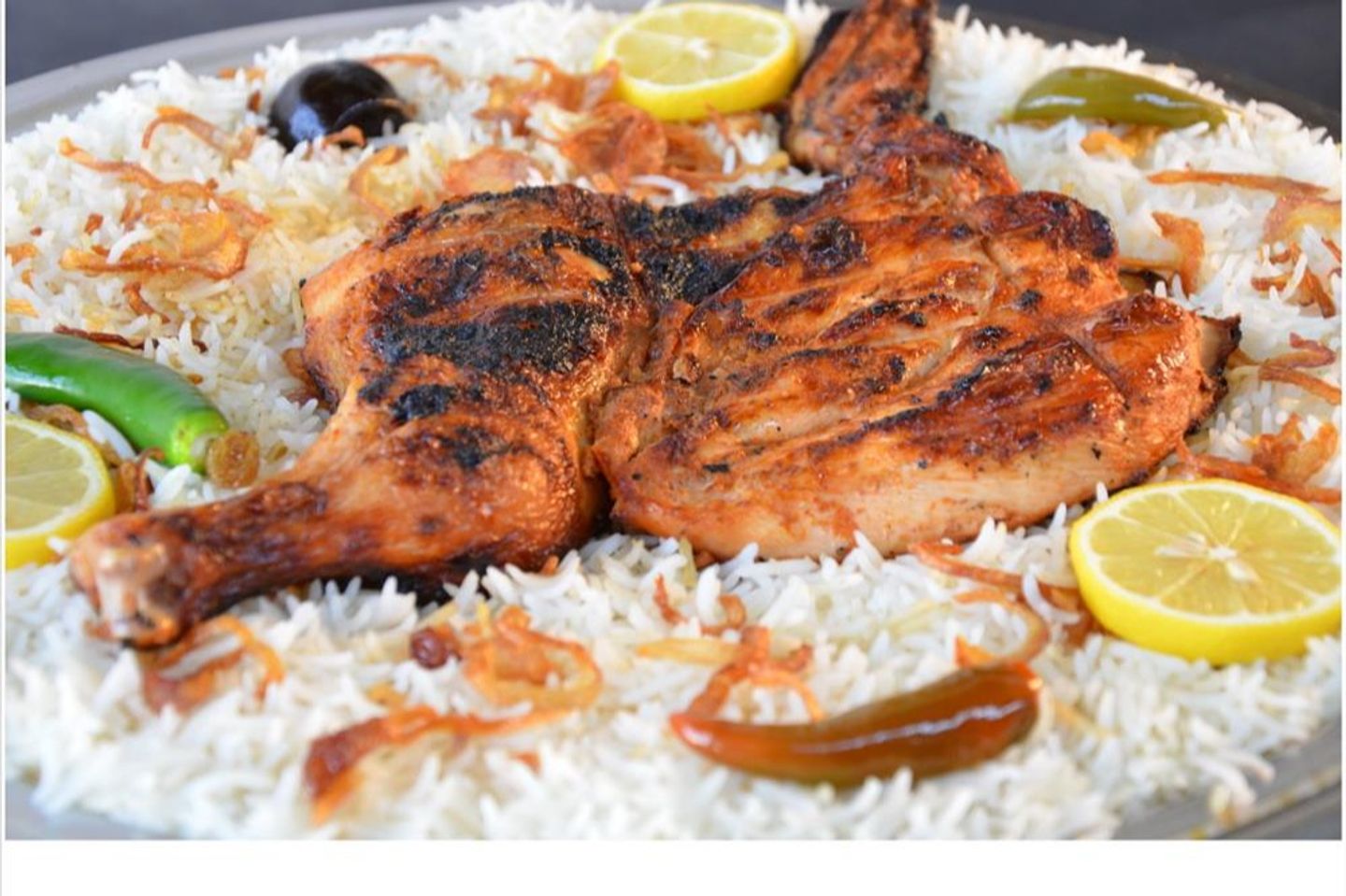 نصف حبة دجاج مع الرز
