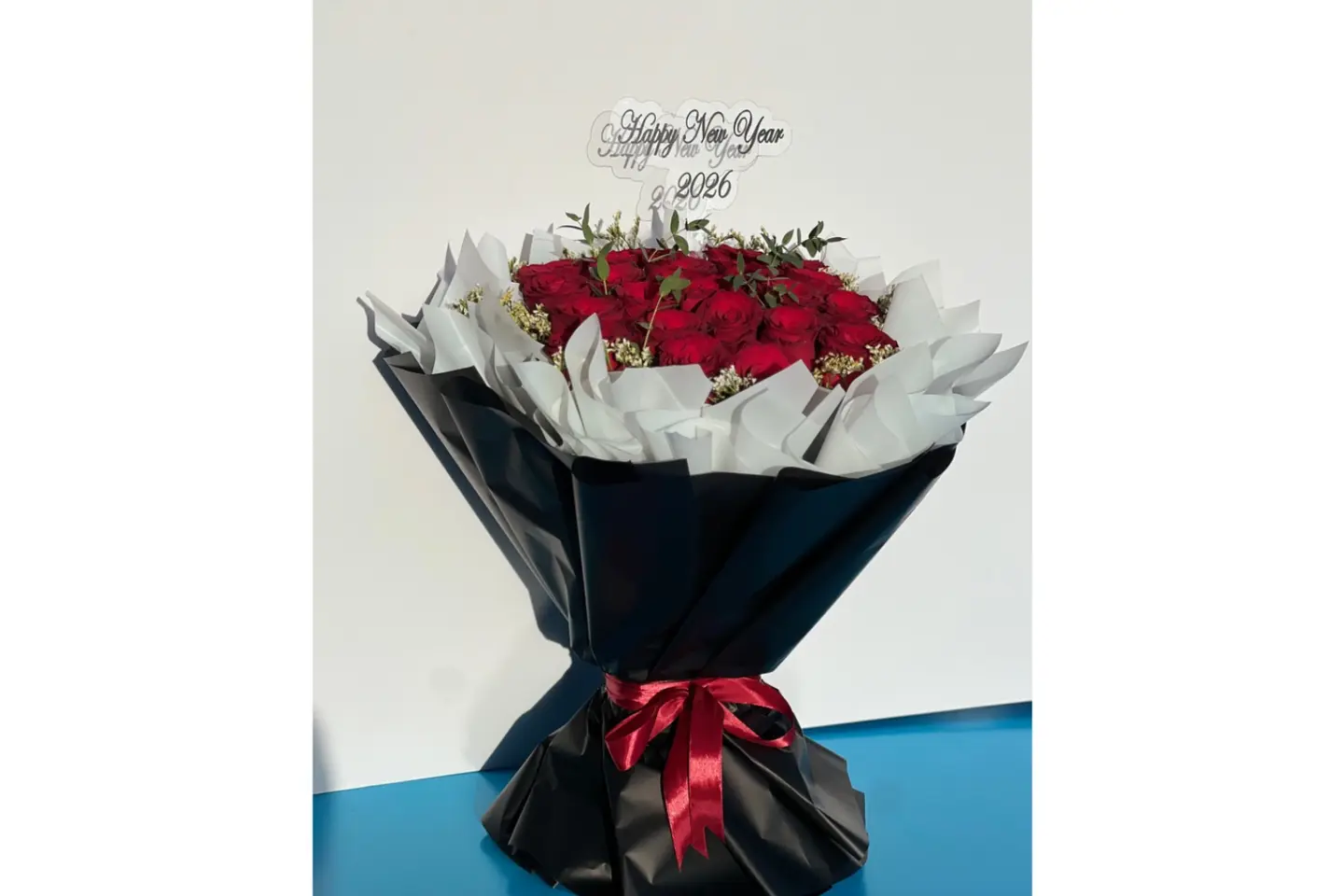 هدية رأس السنة - باقة زهور حمراء مستديرة