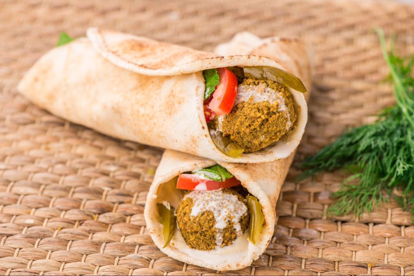 ساندويتش فلافل مع الحمص
