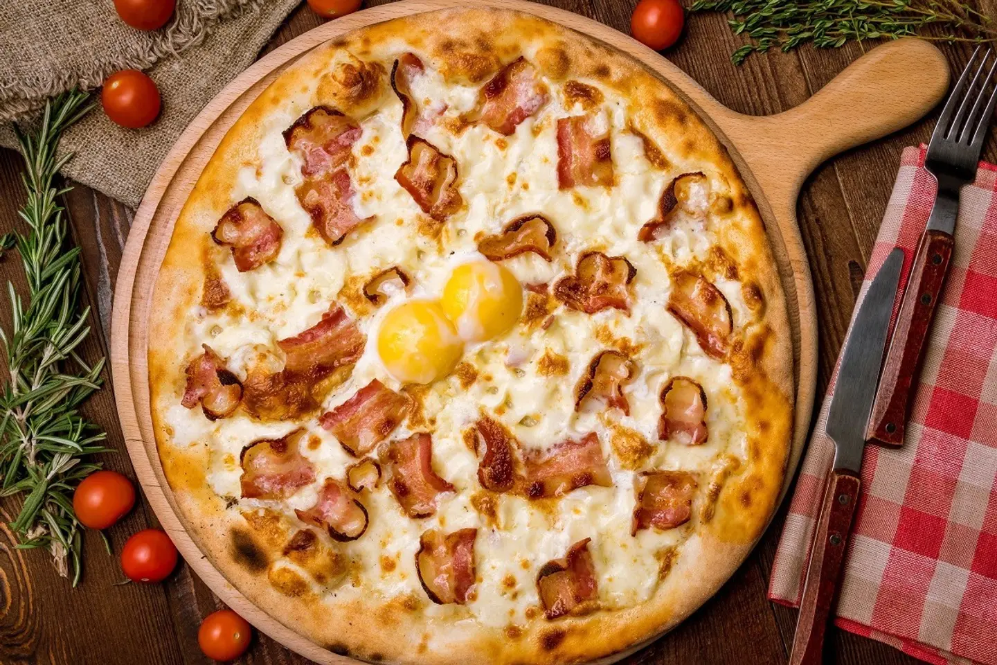 بيتزا مع جبن و بيض