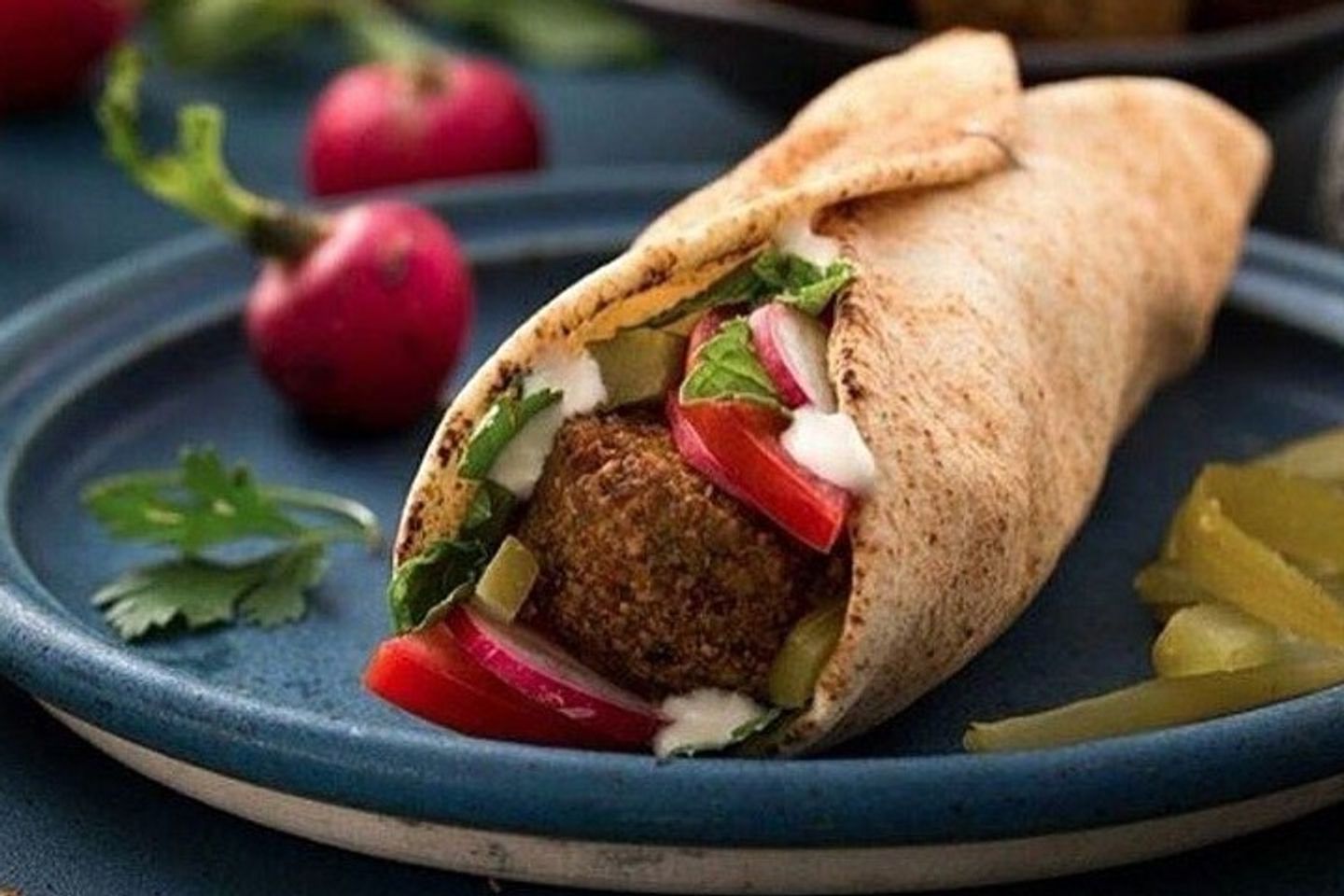 فلافل بالخبز العربي