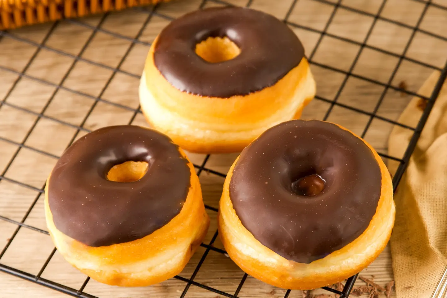 صحن (6 حبات) دونات بالشوكولا